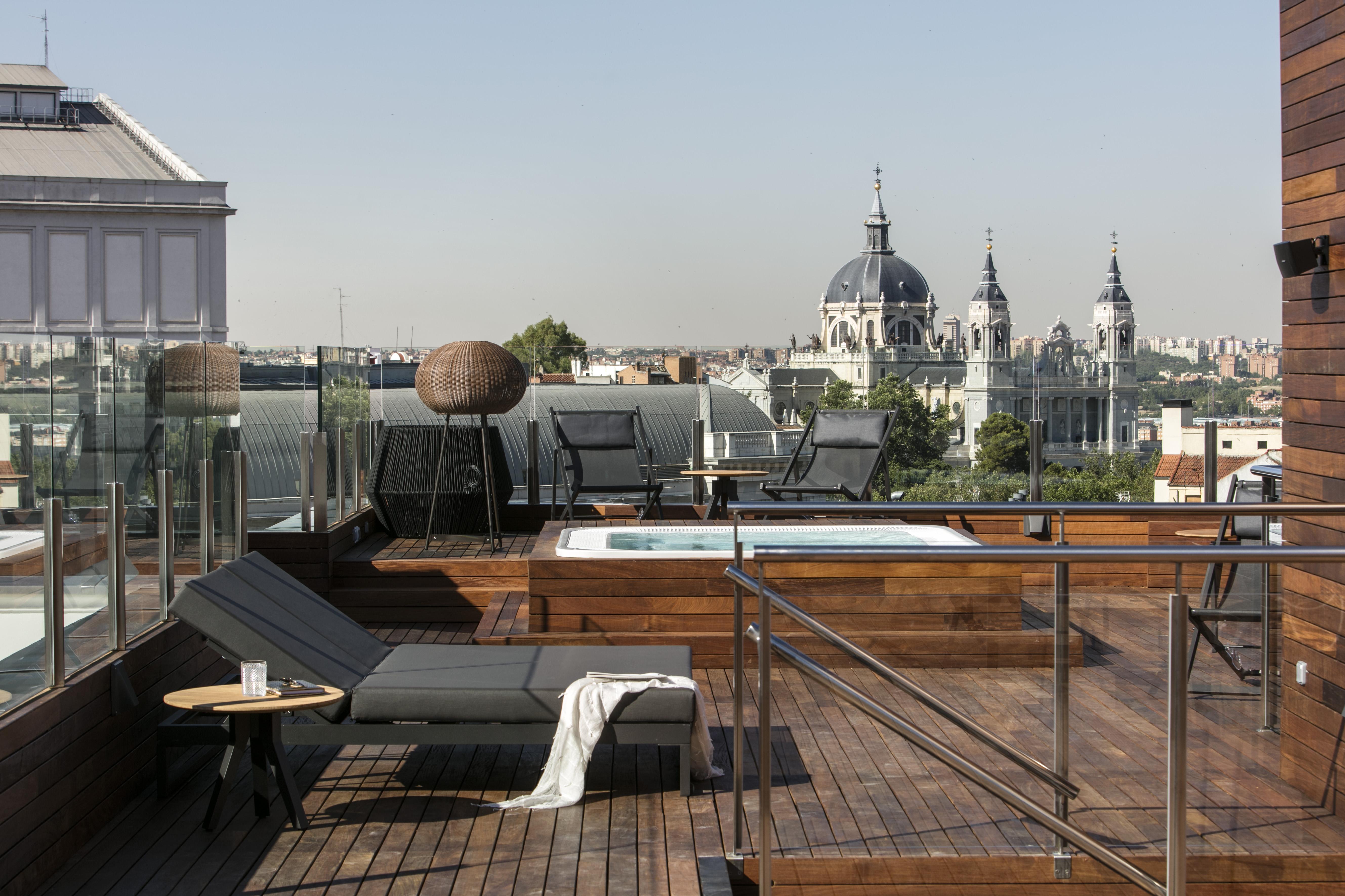 帕拉西奥德洛斯杜奎斯盛美利亚酒店 马德里 外观 照片 Rooftop pool at the Hotel ME Madrid